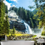 Fotótapéta Hegyi vízesés buja zöld erdő közepette