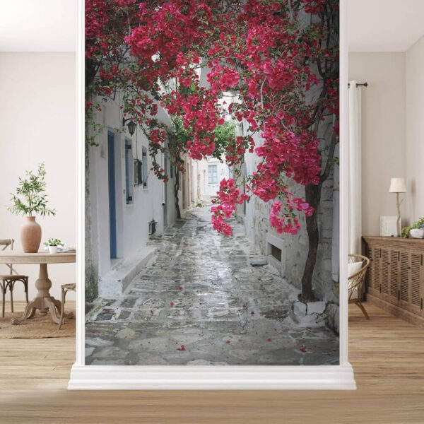 A Bougainvillea feldobja a szűk sikátort Fotótapéta A Bougainvillea feldobja a szűk sikátort
